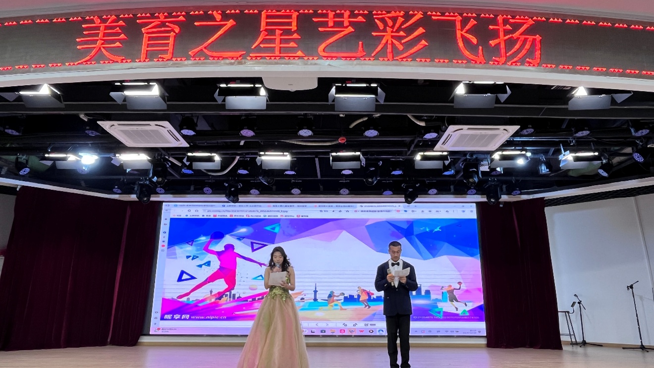 人们在看台上的人演出低可信度描述已自动生成